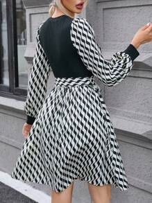 SHEIN Privé Women's Round Neck Ribbed Wavy Pattern Knee-length Dress - Black and White - View 2