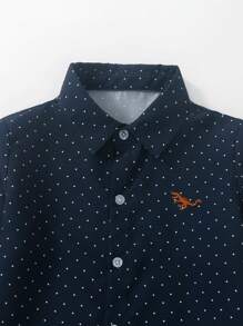 小男孩海军蓝圆点舒适休闲长袖衬衫，适合春夏季、度假、旅行、放松、日光浴