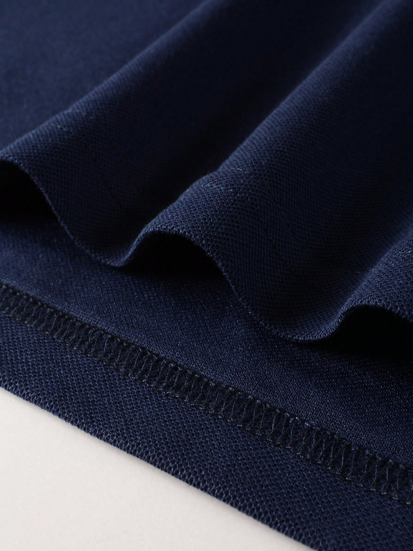 قميص بولو جولف بأكمام طويلة وياقة متباينة مطبوع عل...