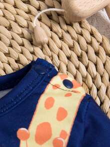 SHEIN 男嬰卡通長頸鹿&字母圖案上衣