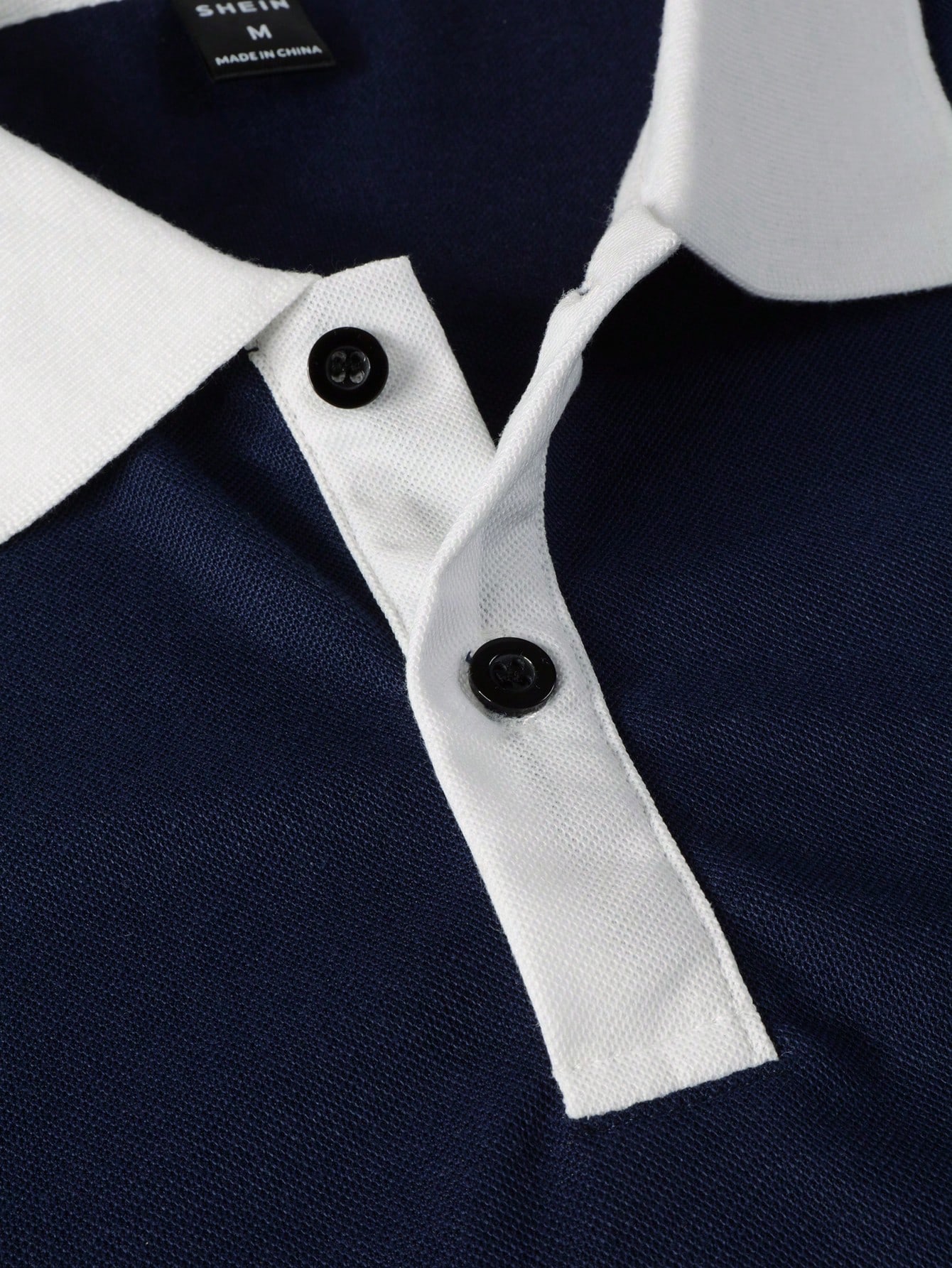 قميص بولو جولف بأكمام طويلة وياقة متباينة مطبوع عل...