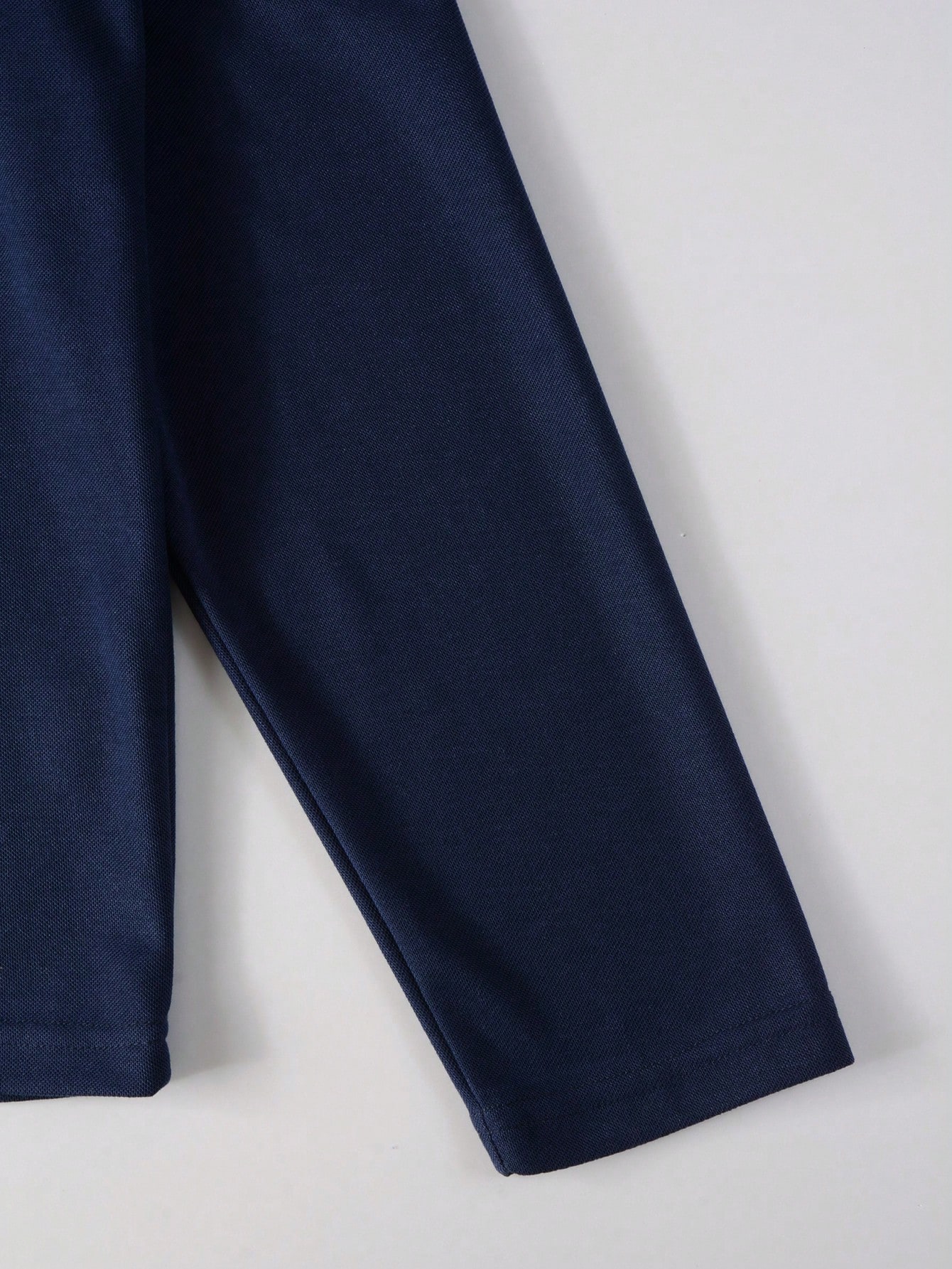 قميص بولو جولف بأكمام طويلة وياقة متباينة مطبوع عل...