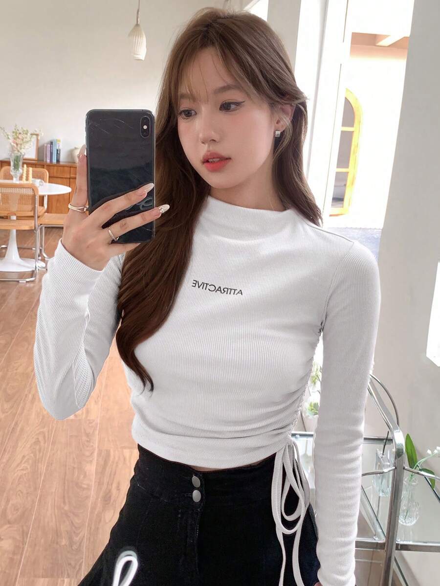 DAZY Áo thun nữ tay dài cổ bẻ có dây rút họa tiết chữ cái - trắng - Xem 1