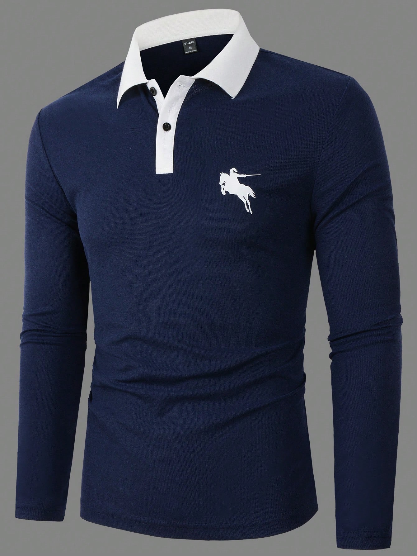 قميص بولو جولف بأكمام طويلة وياقة متباينة مطبوع عل...