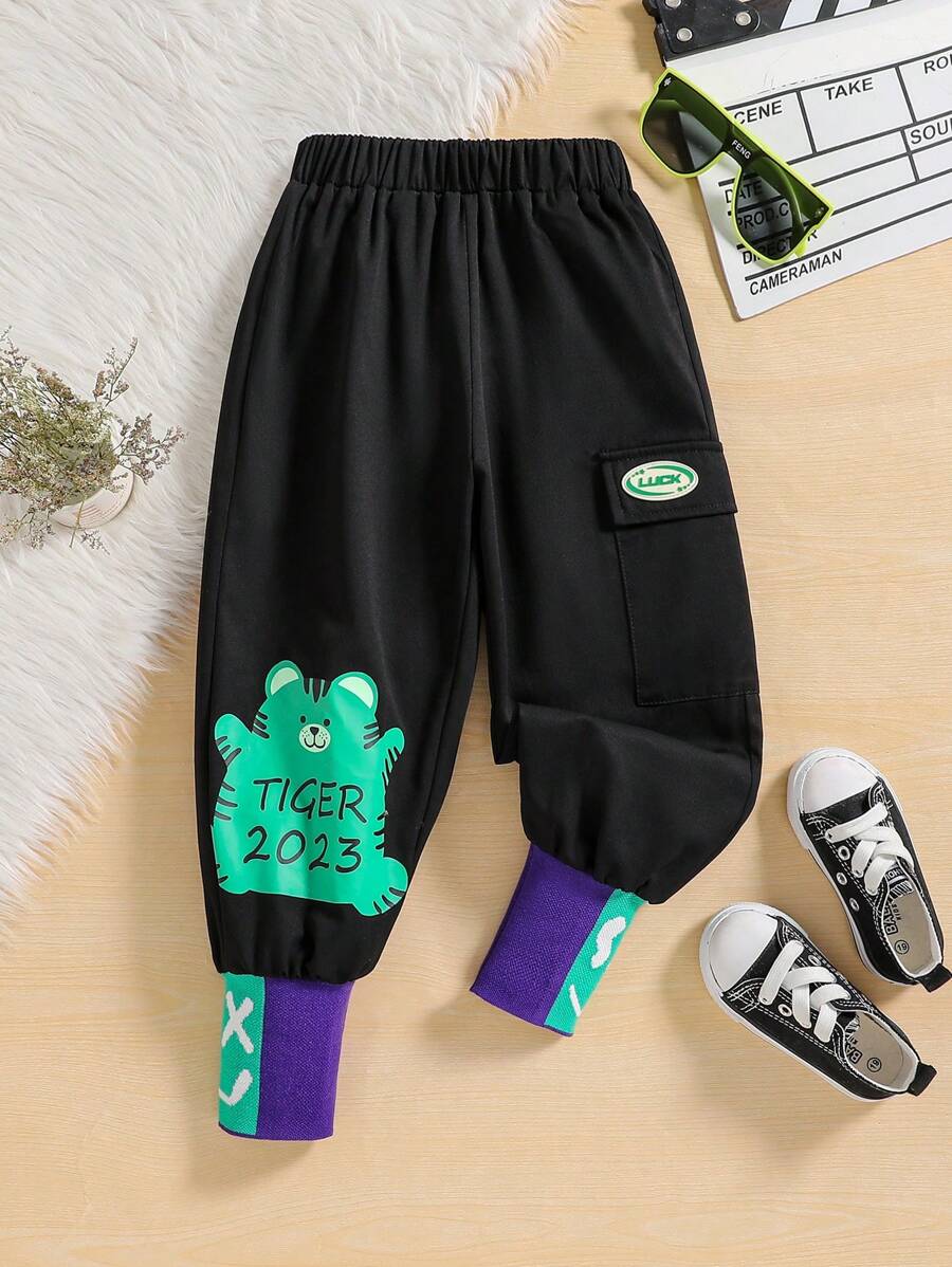 SHEIN 男小童卡通和字母圖案翻蓋口袋工裝褲 - 黑色 - 查看 1