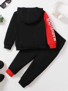 SHEIN Chàng trai trẻ Đồ họa Chữ cái Tay áo tương phản Áo Hoodie & Quần thể thao - Đỏ - Xem 2