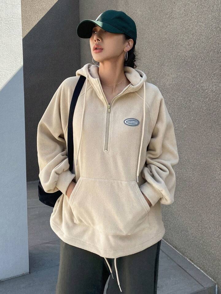 DAZY 文字グラフィック ドロップショルダー カンガルーポケット ドローストリ DAZY スローガングラフィック カンガルーポケット ドロップ