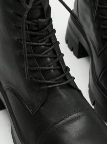 SheIn ICON 女性帶扣飾&後拉鍊摩托車靴子帶厚防水台,黑色