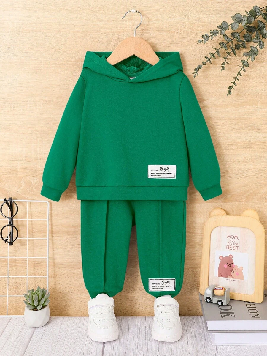 SHEIN Đứa bé trai Chi tiết Patched thư Áo Hoodie & Quần thể thao - Màu xanh lá cây đậm - Xem 1