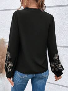 SHEIN Áo cánh tay đèn lồng cổ khoét thêu hoa, Áo cánh nữ tay dài cổ chữ V dáng thường, tay giám mục màu đen, áo cánh nữ, mùa xuân/thu, trang phục thường ngày - màu đen - Xem 2