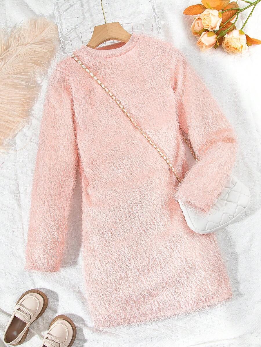 適合年齡較大兒童的女童粉紅色毛茸茸連身裙