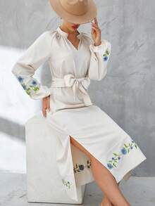 SHEIN VCAY 花卉刺繡燈籠袖高衩繫腰帶洋裝 - 米色 - 查看 5