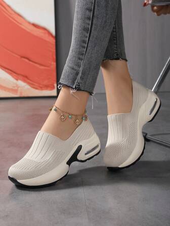 女士运动鞋搭配连帽衫