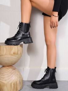 女性時尚圓頭防水台高跟鞋踝靴帶鏈子裝飾細部,選擇踝靴或者短靴,街頭服飾靈感馬靴 - 黑色 - 查看 6