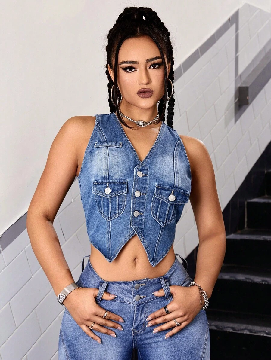 SHEIN ICON Top en mezclilla tank crop con bolsillo con solapa con botón delantero - Azul lavado medio - Ver 1