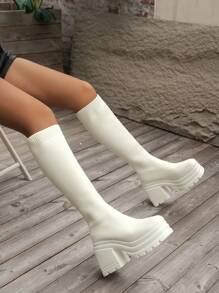 بوت نسائية جديدة لموسم الخريف/الشتاء 2025 من الركبة إلى الفخذ مصنوعة من الأقمشة المحبوكة والمطاطية باللون الأبيض مع كعب سميك وبطانة خفيفة الوزن