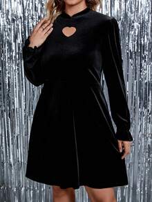 SHEIN BAE 大碼愛心鏤空小高領絲絨洋裝 - 彩色 - 查看 4