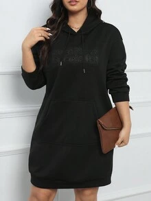 SHEIN EZwear 大碼字母壓紋袋鼠口袋落肩袖抽繩連帽衛衣裙 - 黑色 - 查看 5