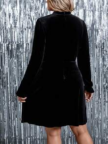 SHEIN BAE 大碼愛心鏤空小高領絲絨洋裝 - 彩色 - 查看 2