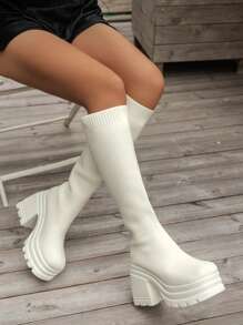 بوت نسائية جديدة لموسم الخريف/الشتاء 2025 من الركبة إلى الفخذ مصنوعة من الأقمشة المحبوكة والمطاطية باللون الأبيض مع كعب سميك وبطانة خفيفة الوزن