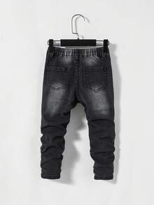 SHEIN 年轻男孩休闲低腰破洞牛仔裤，带有不对称做旧细节 - 黑色 - 查看 2