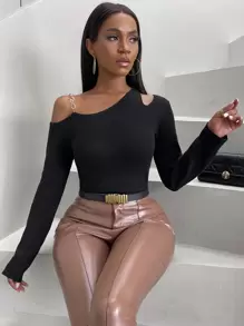 Zolique Jersey con diseño de cadena con abertura de cuello asimétrico