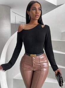 Zolique Jersey con diseño de cadena con abertura de cuello asimétrico