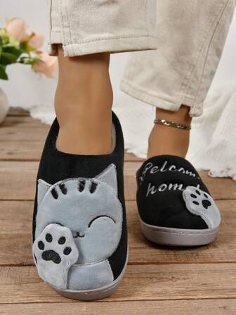 Nuevas zapatillas de casa acolchadas con bordado de dibujos animados para otoño/invierno, diseño lindo de Maneki-Neko, zapatillas de casa cálidas para parejas, color negro