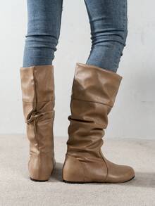 适合不同场合的优雅女士时尚靴子：祭祀盛宴、音乐节、派对、节日季；热门颜色可选：黑色、卡其色、棕色、灰色；百搭圆头、平跟鞋让您显得更苗条、更高挑；采用褶皱鞋筒和装饰设计 - 卡其色 - 查看 6