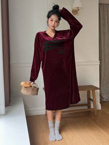 DAZY Đồ họa Chữ cái Thả vai Nhung Đầm giản dị - Màu Đỏ Sâu - Xem 4