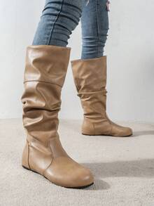 适合不同场合的优雅女士时尚靴子：祭祀盛宴、音乐节、派对、节日季；热门颜色可选：黑色、卡其色、棕色、灰色；百搭圆头、平跟鞋让您显得更苗条、更高挑；采用褶皱鞋筒和装饰设计 - 卡其色 - 查看 2