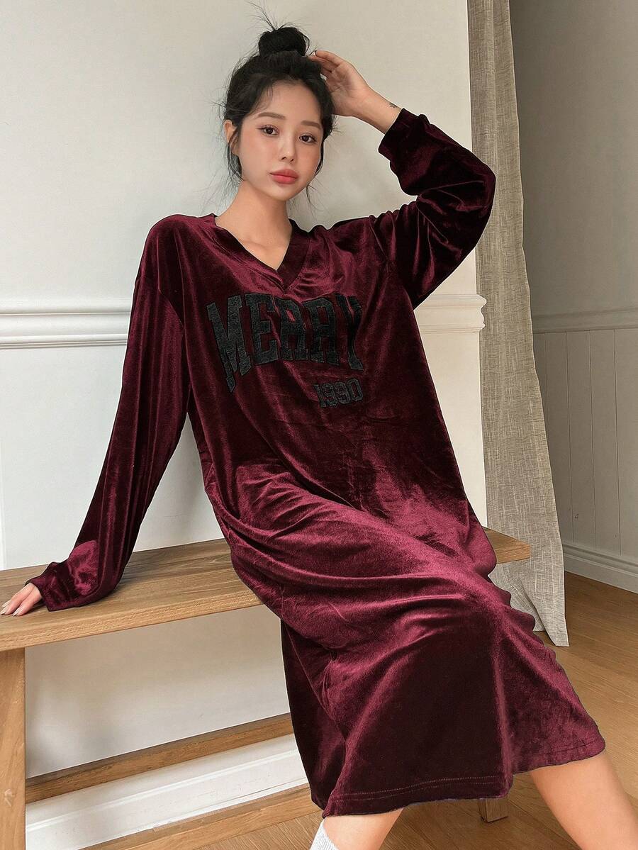 DAZY Đồ họa Chữ cái Thả vai Nhung Đầm giản dị - Màu Đỏ Sâu - Xem 1