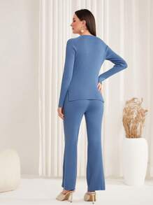 Modelyn طقم من قطعتين: قميص مزين باللؤلؤ وبنطلون محبوك قطعة واحدة