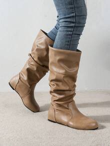 适合不同场合的优雅女士时尚靴子：祭祀盛宴、音乐节、派对、节日季；热门颜色可选：黑色、卡其色、棕色、灰色；百搭圆头、平跟鞋让您显得更苗条、更高挑；采用褶皱鞋筒和装饰设计 - 卡其色 - 查看 4