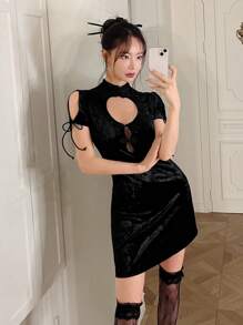 EastFlair 前鏤空打結細節絲絨緊身洋裝 - 黑色 - 查看 3