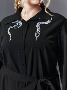 ROMWE Goth Plus Snake Embroidery Belted Shirt Dress - Black - View 2