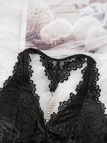 SHEIN طقم ملابس داخلية بحمّالة وقماش دانتيل على شكل زهور بحواف متموجة، يحتوي على حمالة صدر و جوارب داخلية