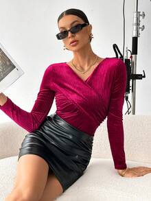 SHEIN Privé 素色交叉圍裹絲絨T恤 - 酒紅色 - 查看 5
