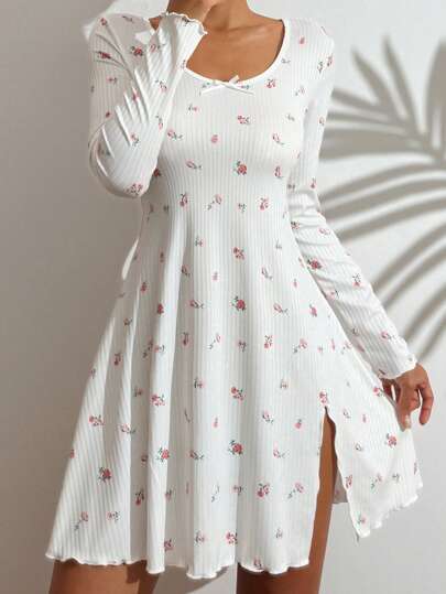 CottageSlumber 碎花印花荷叶边开衩睡裙，完美展现夏日繁茂花卉的绚丽，舒适优雅的细节设计，也适合秋冬季穿着。
