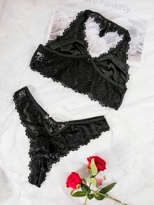 SHEIN طقم ملابس داخلية بحمّالة وقماش دانتيل على شكل زهور بحواف متموجة، يحتوي على حمالة صدر و جوارب داخلية