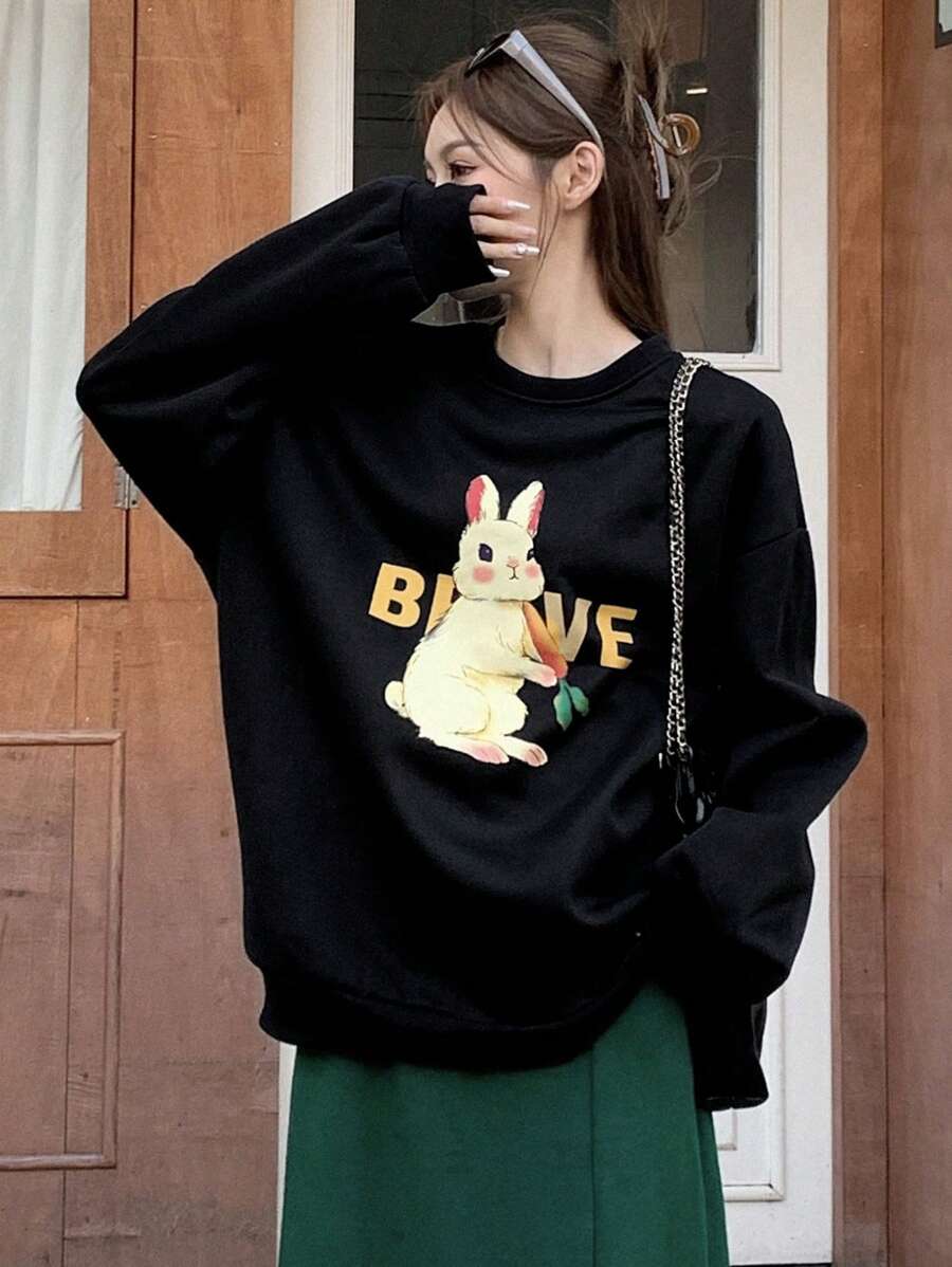 DAZY Hình ảnh con thỏ &  chữ cái Thả vai Áo chui đầu Oversized - màu đen - Xem 1