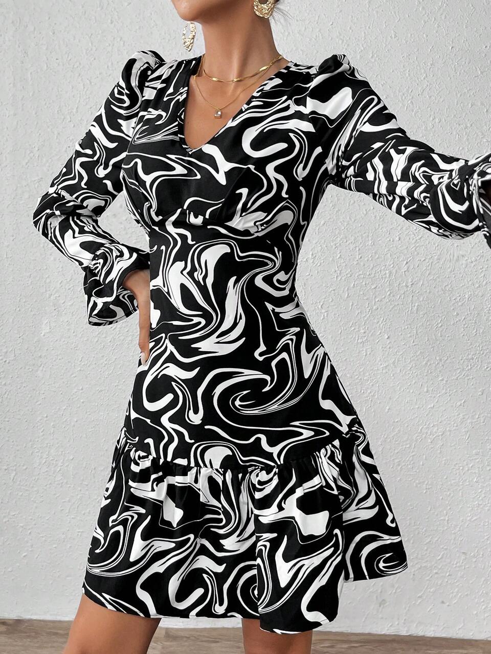 Women's Flare Sleeve V-neck Floral Dress With Lace Hem
