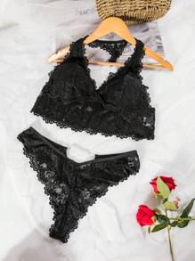 SHEIN طقم ملابس داخلية بحمّالة وقماش دانتيل على شكل زهور بحواف متموجة، يحتوي على حمالة صدر و جوارب داخلية