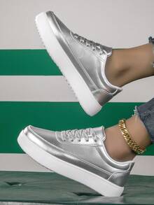 女性人像冰鞋,休閒鞋,運動鞋帶前繫帶,銀金屬質感學生鞋,皮革板鞋