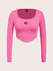 SHEIN EZwear 水鑽字母貼布大圓領弧形下擺短款T恤 - 玫紅色 - 查看 1