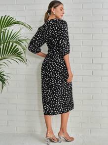 SHEIN 具娃娃領和細節褶飾的中長款氣質洋裝,帶3/4泡泡袖和水玉印花的女性裝 - 黑與白 - 查看 2