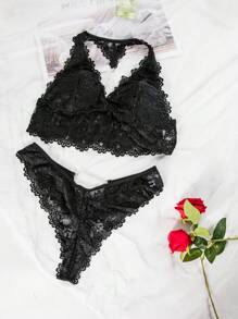 SHEIN طقم ملابس داخلية بحمّالة وقماش دانتيل على شكل زهور بحواف متموجة، يحتوي على حمالة صدر و جوارب داخلية
