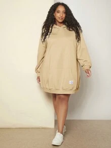 SHEIN CURVE+ 大碼字母貼布袋鼠口袋落肩袖連帽衛衣裙 - 卡其色 - 查看 7
