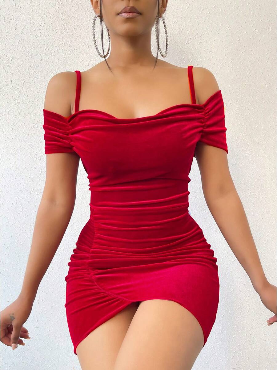Chiquease 露肩褶皱侧边郁金香下摆紧身连衣裙，适合新年穿着 - 紅色 - 查看 1