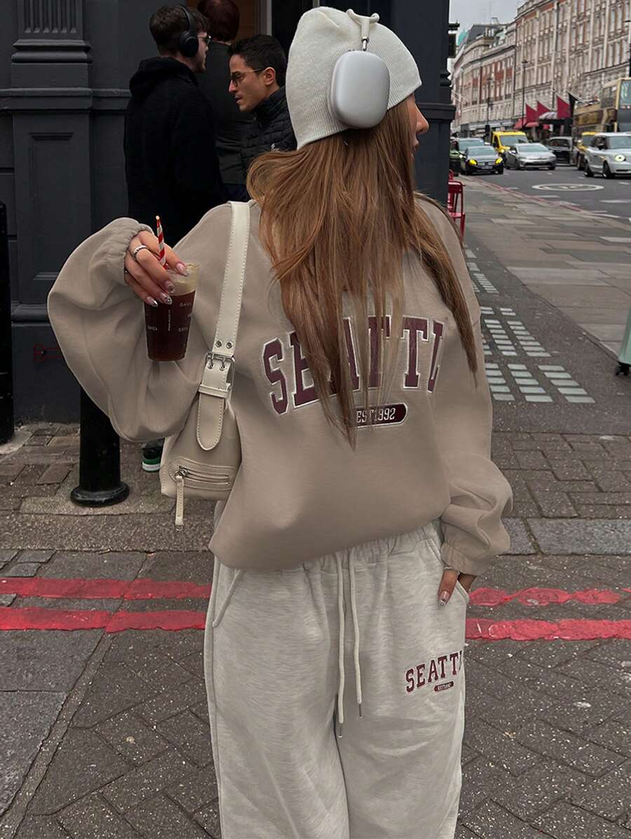 DAZY 女式立領,抽肩,字母印花運動衫 - 卡其色 - 查看 1